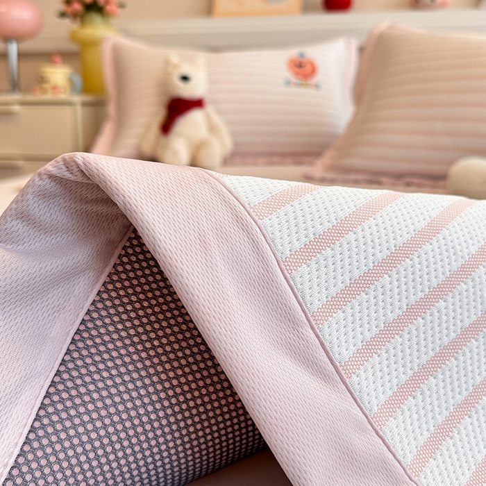 91家纺网 家纺一手货源 找家纺 蓝邻家纺 2025年新款PE提花卡通毛巾绣凉席系列场景二 趣多多