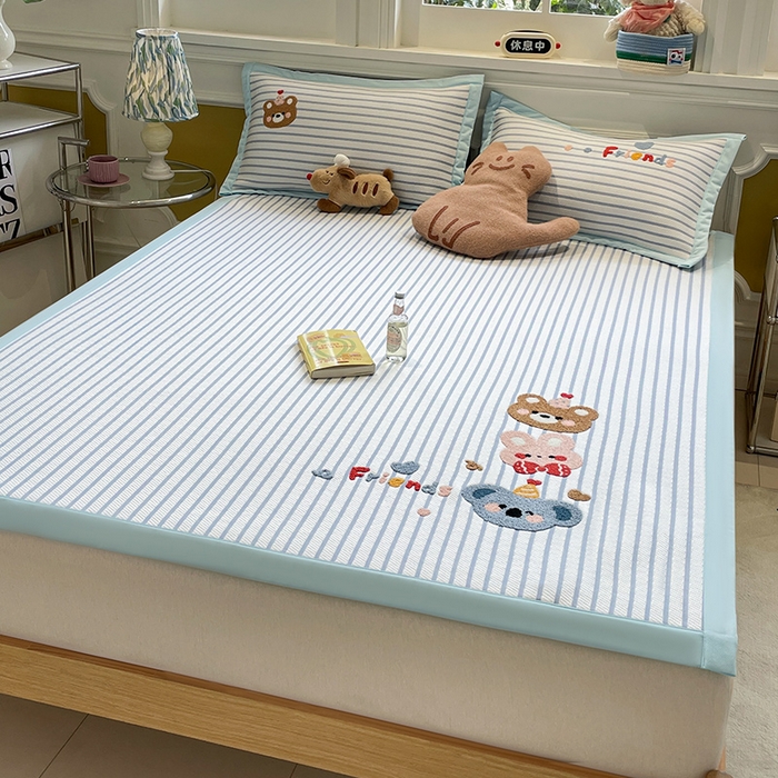 91家纺网 家纺一手货源 找家纺 2025年新款PE提花卡通毛巾绣凉席系列场景一 熊熊伙伴