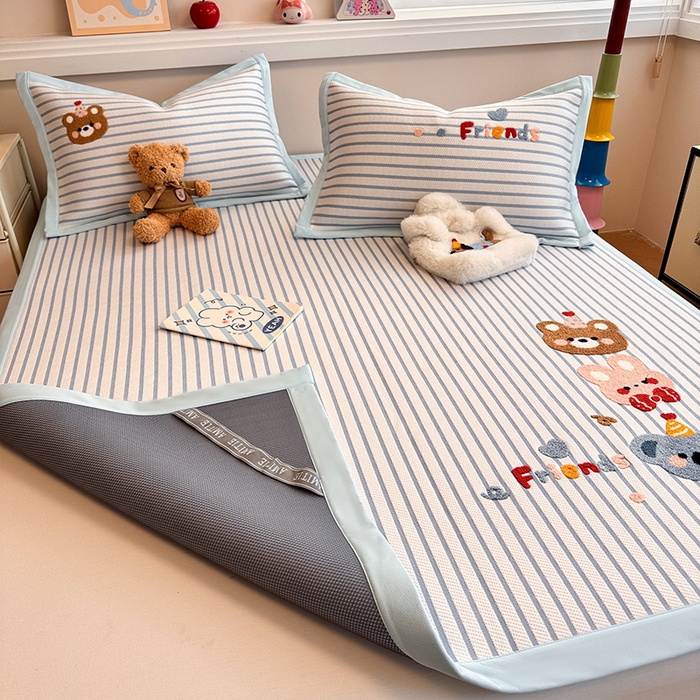 91家纺网 家纺一手货源 找家纺 蓝邻家纺 2025年新款PE提花卡通毛巾绣凉席系列场景二 熊熊伙伴