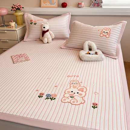 蓝邻家纺 2025年新款PE提花卡通毛巾绣凉席系列场景二 软萌兔