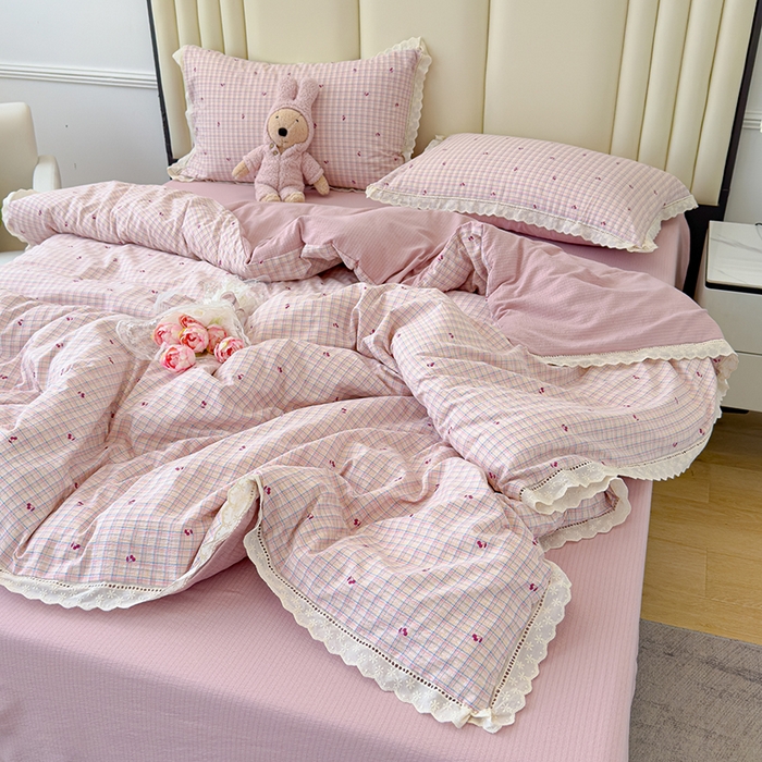 91家纺网 家纺一手货源 找家纺 竹合家纺 2025新款云感皱皱四件套-镂空花边款法式 花边款-彩格樱桃