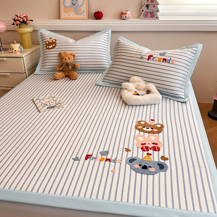 91家纺网 家纺一手货源 找家纺 蓝邻家纺 2025年新款PE提花卡通毛巾绣凉席系列场景二 熊熊伙伴