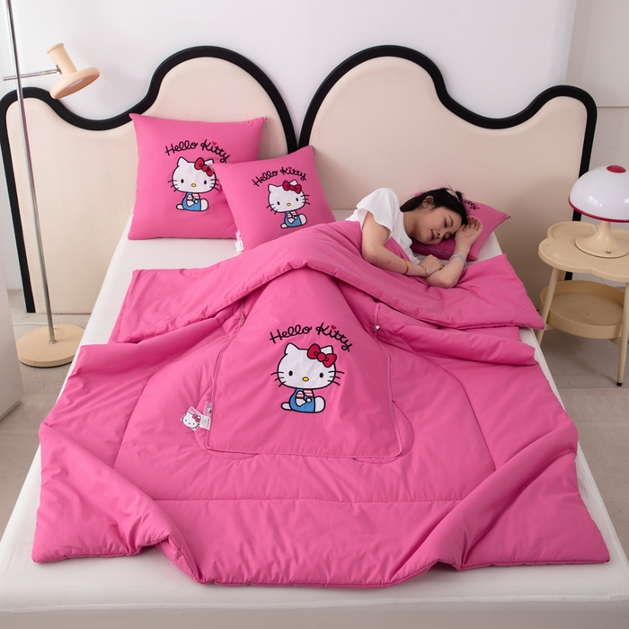 91家纺网 家纺一手货源 找家纺 照世家纺 2025新款全棉纯棉三丽鸥抱枕被【券后控价不低于：78/99/129/149/179】凯蒂猫-粉