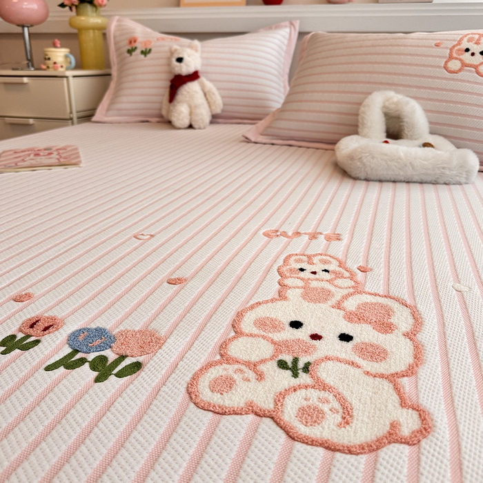 91家纺网 家纺一手货源 找家纺 蓝邻家纺 2025年新款PE提花卡通毛巾绣凉席系列场景二 软萌兔