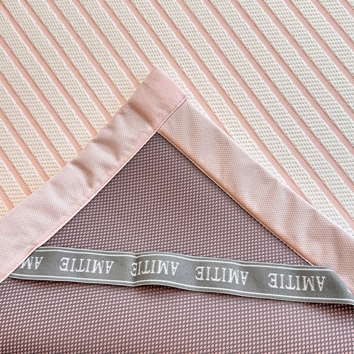 91家纺网 家纺一手货源 找家纺 蓝邻家纺 2025年新款PE提花卡通毛巾绣凉席系列场景二 软萌兔