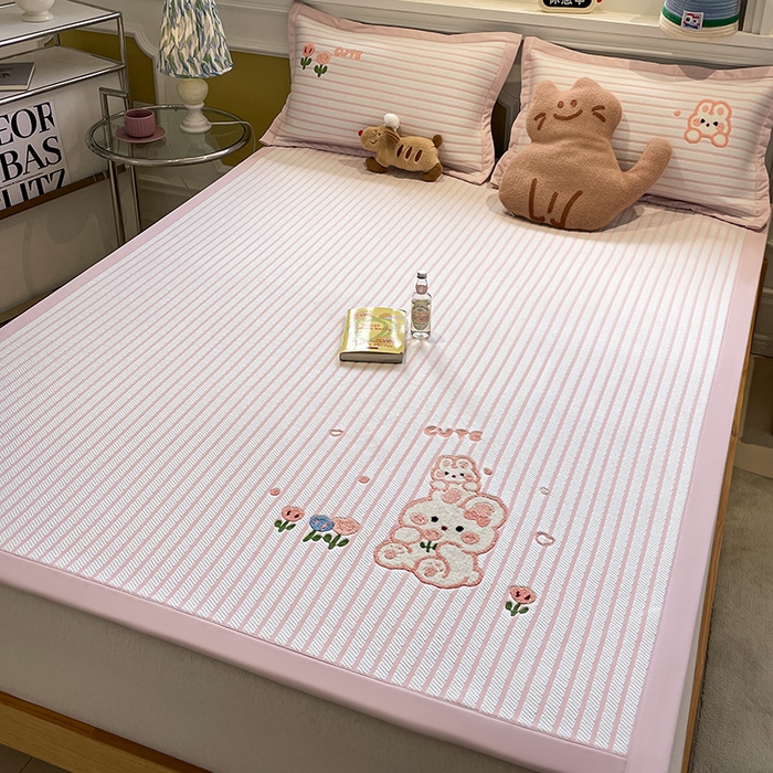 91家纺网 家纺一手货源 找家纺 2025年新款PE提花卡通毛巾绣凉席系列场景一 软萌兔