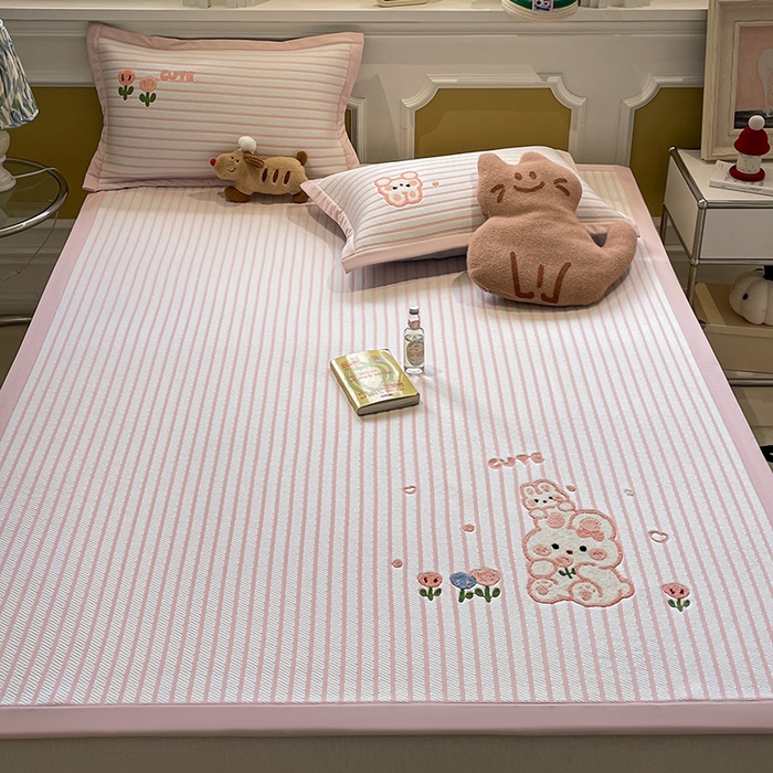 91家纺网 家纺一手货源 找家纺 2025年新款PE提花卡通毛巾绣凉席系列场景一 软萌兔