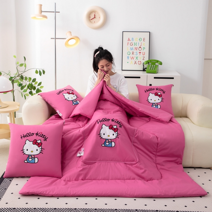 91家纺网 家纺一手货源 找家纺 照世家纺 2025新款全棉纯棉三丽鸥抱枕被【券后控价不低于：78/99/129/149/179】凯蒂猫-粉