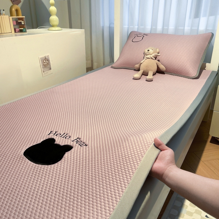 91家纺网 家纺一手货源 找家纺 （总）梵朴 2025新款凉感PE冰豆豆贴布绣凉席-学生床