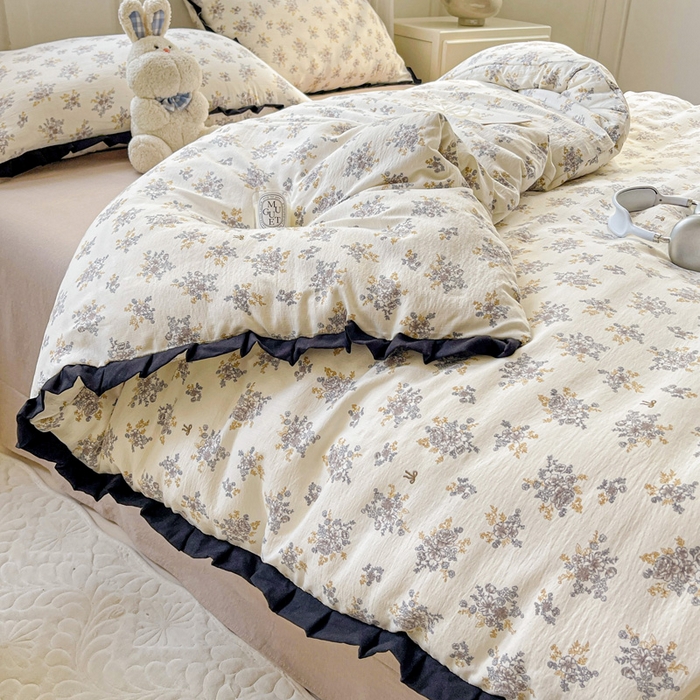 91家纺网 家纺一手货源 找家纺 优选 2025新款直播热款赫本风花边款针织皱皱纱法式印花吊边床单三件套床笠四件套 白茶