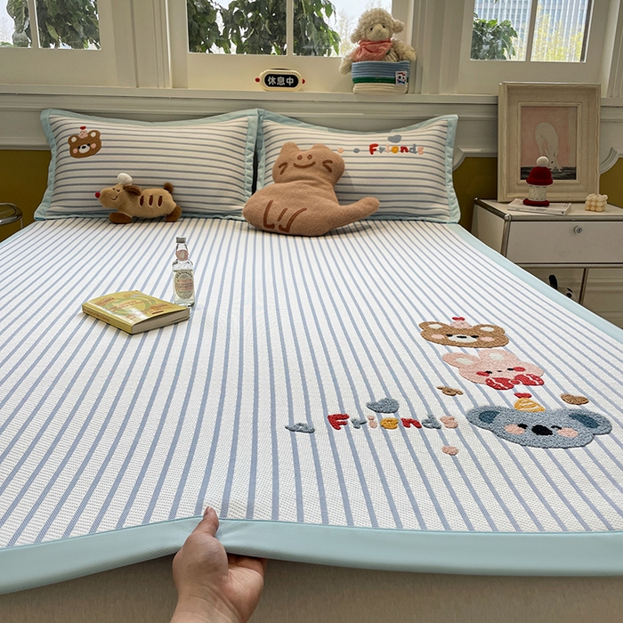 91家纺网 家纺一手货源 找家纺 2025年新款PE提花卡通毛巾绣凉席系列场景一 熊熊伙伴