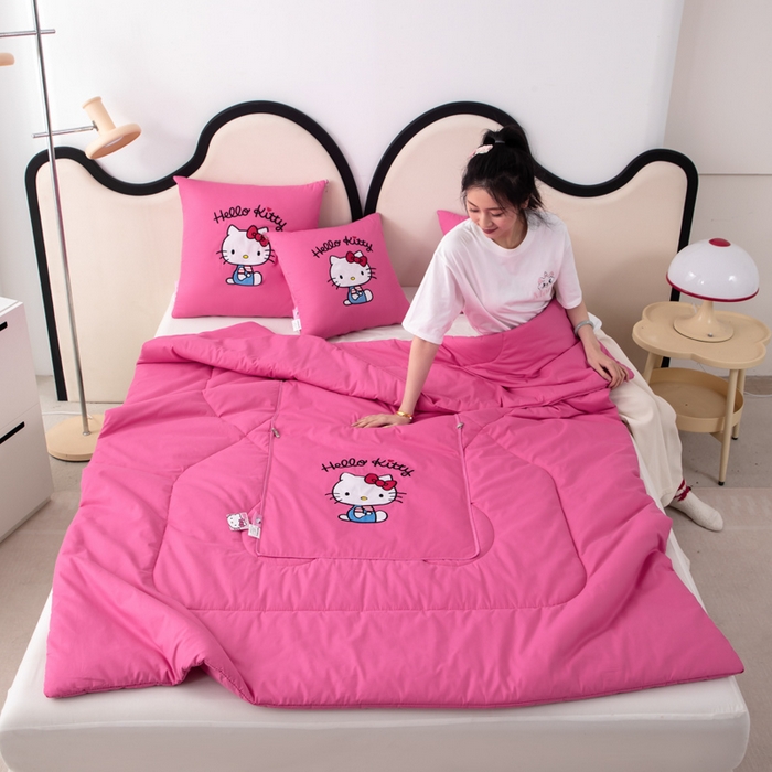 91家纺网 家纺一手货源 找家纺 照世家纺 2025新款全棉纯棉三丽鸥抱枕被【券后控价不低于：78/99/129/149/179】凯蒂猫-粉