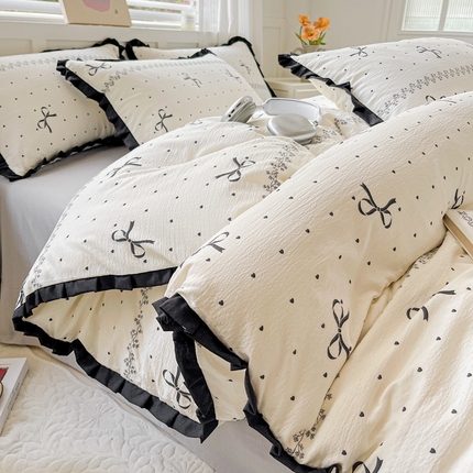 91家纺网 家纺一手货源 找家纺 优选 2025新款直播热款赫本风花边款针织皱皱纱法式印花吊边床单三件套床笠四件套 爱心蝴蝶结-米