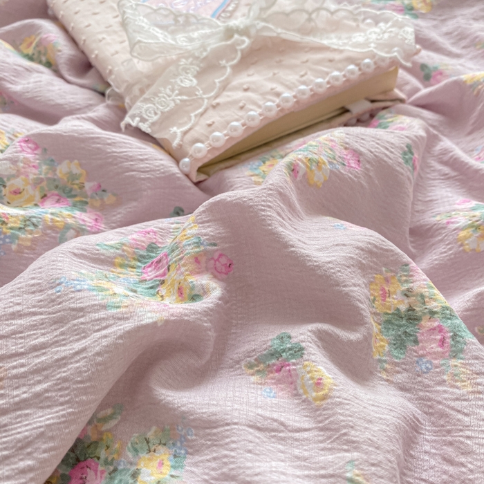 91家纺网 家纺一手货源 找家纺 2025新款云感双层纱夏被四件套-床盖款 奶油味的暗恋