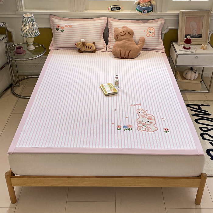 91家纺网 家纺一手货源 找家纺 2025年新款PE提花卡通毛巾绣凉席系列场景一 软萌兔