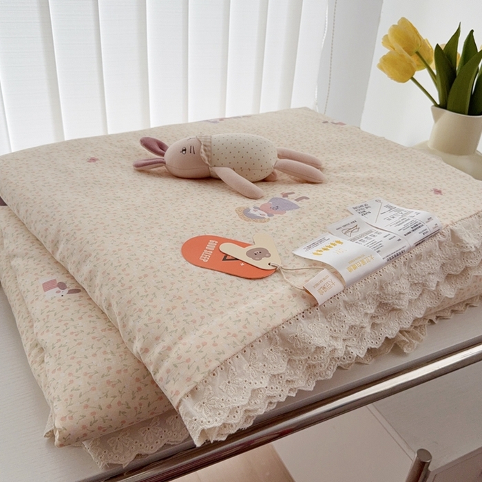 91家纺网 家纺一手货源 找家纺 于果2025新款双层纱花边款夏被 春日女孩