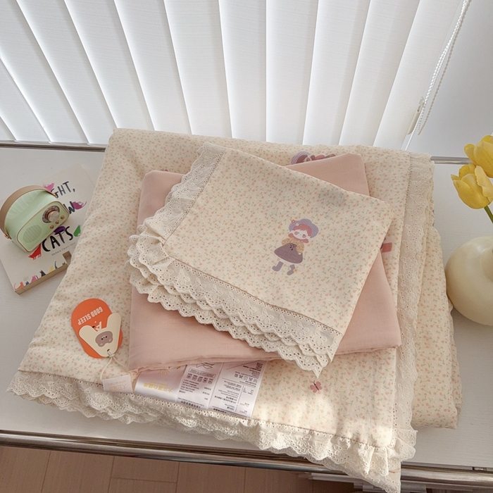 91家纺网 家纺一手货源 找家纺 于果2025新款双层纱花边款夏被 春日女孩
