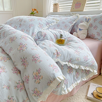 91家纺网 家纺一手货源 找家纺 （总）优选良品 2025新款直播热款赫本风皱皱双层纱花边款针织皱皱纱法式印花吊边床单三件套床笠四件套（提供买家秀）