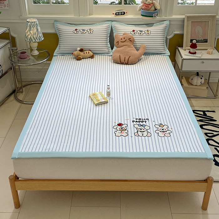 91家纺网 家纺一手货源 找家纺 2025年新款PE提花卡通毛巾绣凉席系列场景一 欢乐小狗