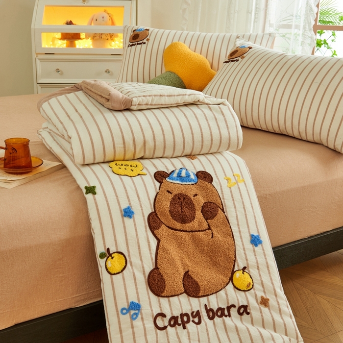 91家纺网 家纺一手货源 找家纺 徕米家居  2025新款色织全棉纯棉绣花夏被夏凉被空调被四件套 条纹卡皮巴拉