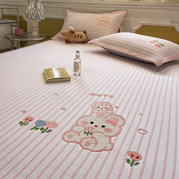 91家纺网 家纺一手货源 找家纺 2025年新款PE提花卡通毛巾绣凉席系列场景一 软萌兔