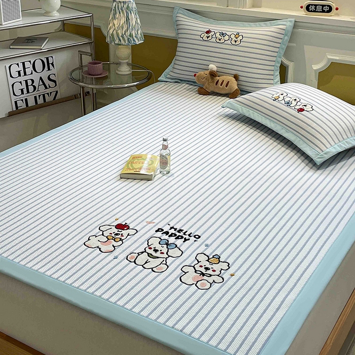 91家纺网 家纺一手货源 找家纺 2025年新款PE提花卡通毛巾绣凉席系列场景一 欢乐小狗