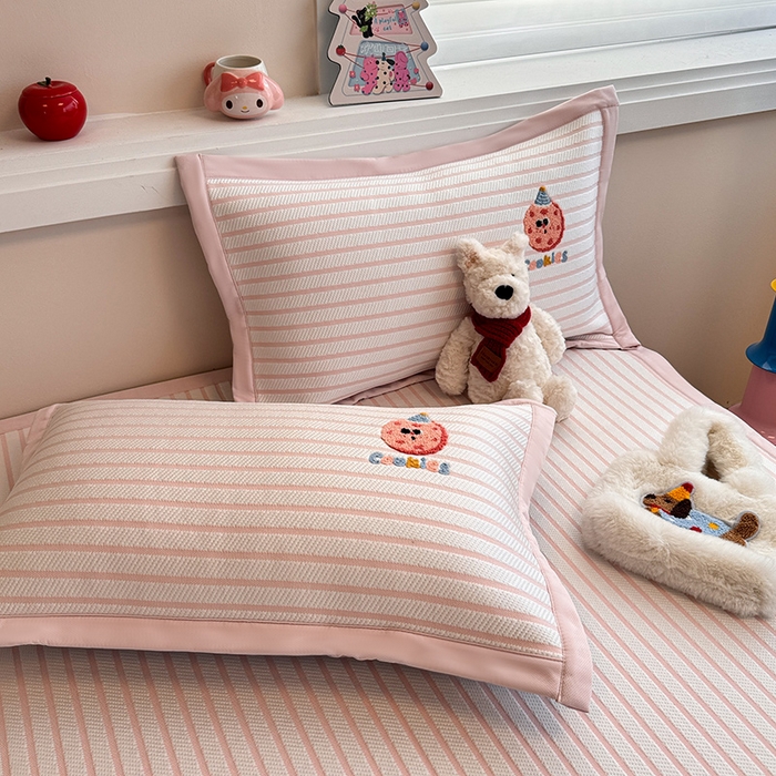 91家纺网 家纺一手货源 找家纺 蓝邻家纺 2025年新款PE提花卡通毛巾绣凉席系列场景二 趣多多