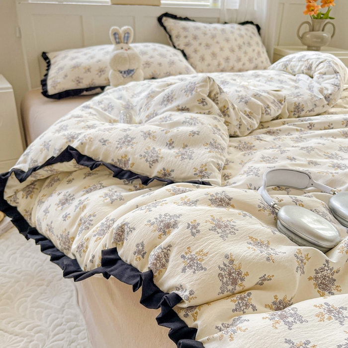 91家纺网 家纺一手货源 找家纺 优选良品 2025新款直播热款赫本风皱皱双层纱花边款针织皱皱纱法式印花吊边床单三件套床笠四件套 白茶