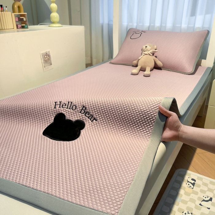 91家纺网 家纺一手货源 找家纺 （总）梵朴 2025新款凉感PE冰豆豆贴布绣凉席-学生床