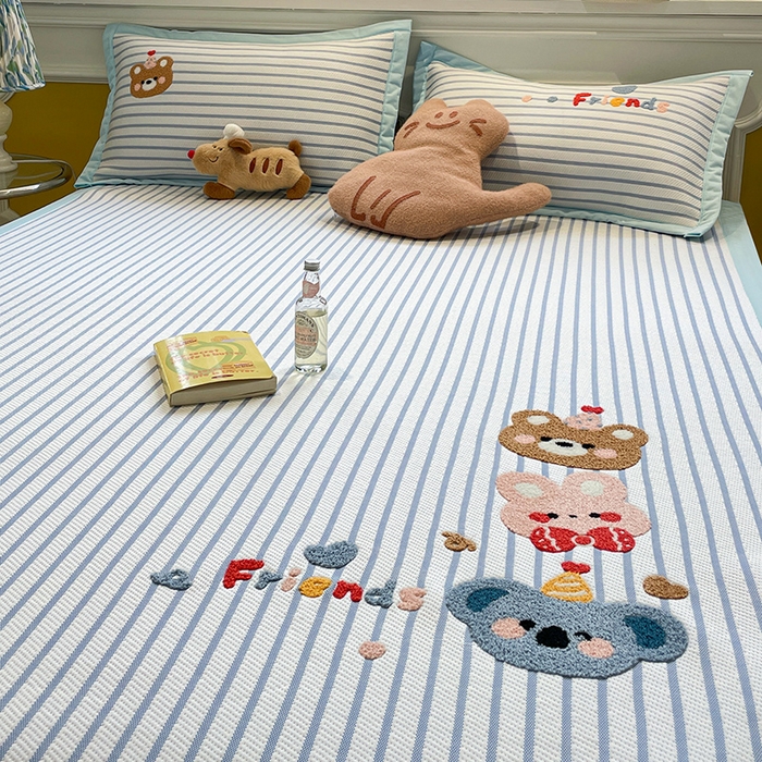 91家纺网 家纺一手货源 找家纺 2025年新款PE提花卡通毛巾绣凉席系列场景一 熊熊伙伴