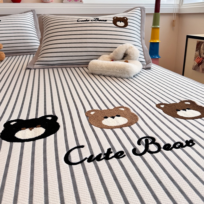 91家纺网 家纺一手货源 找家纺 蓝邻家纺 2025年新款PE提花卡通毛巾绣凉席系列场景二 邦尼熊