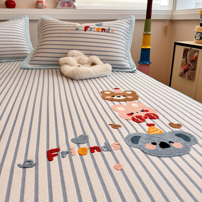 91家纺网 家纺一手货源 找家纺 蓝邻家纺 2025年新款PE提花卡通毛巾绣凉席系列场景二 熊熊伙伴