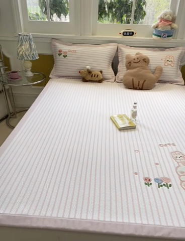 91家纺网 家纺一手货源 找家纺 2025年新款PE提花卡通毛巾绣凉席系列场景一 软萌兔