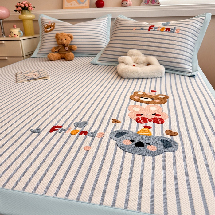 91家纺网 家纺一手货源 找家纺 蓝邻家纺 2025年新款PE提花卡通毛巾绣凉席系列场景二 熊熊伙伴