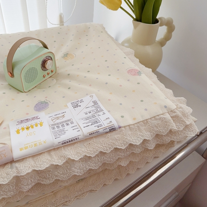 91家纺网 家纺一手货源 找家纺 于果2025新款双层纱花边款夏被 草莓点点