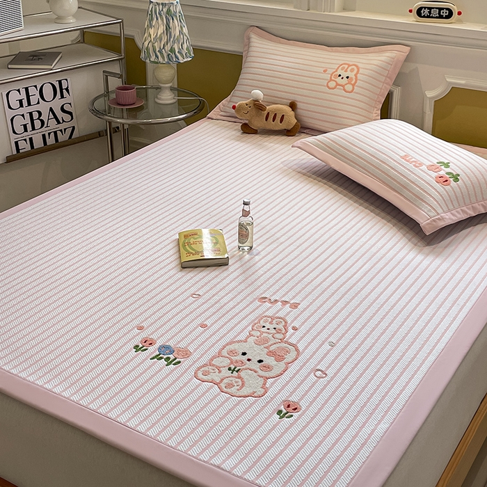 91家纺网 家纺一手货源 找家纺 2025年新款PE提花卡通毛巾绣凉席系列场景一 软萌兔