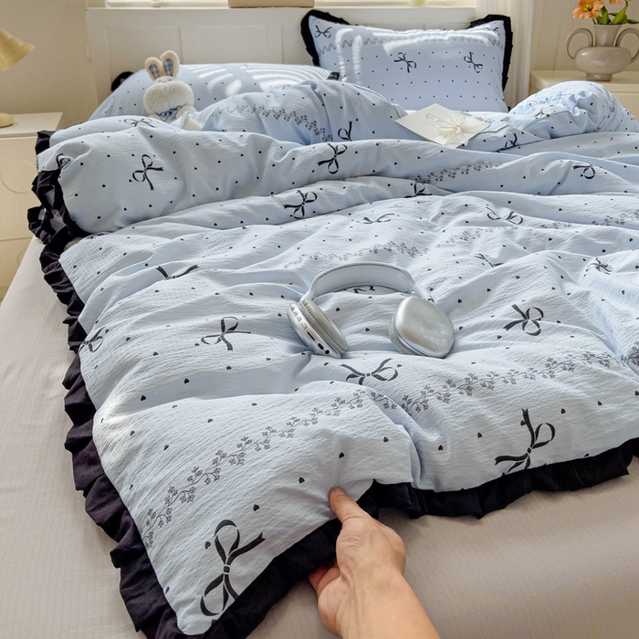 91家纺网 家纺一手货源 找家纺 优选 2025新款直播热款赫本风花边款针织皱皱纱法式印花吊边床单三件套床笠四件套 爱心蝴蝶结-蓝