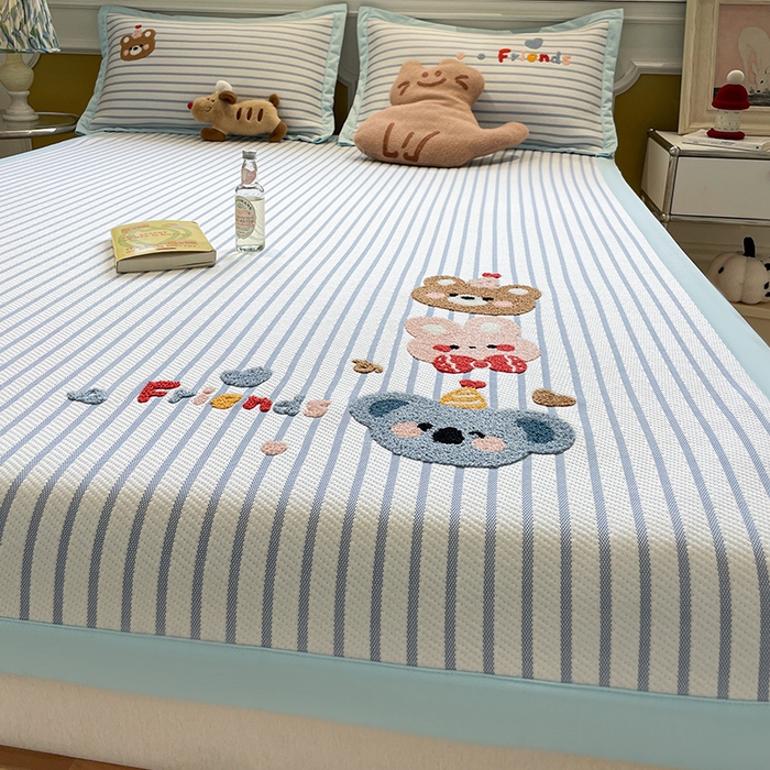 91家纺网 家纺一手货源 找家纺 2025年新款PE提花卡通毛巾绣凉席系列场景一 熊熊伙伴