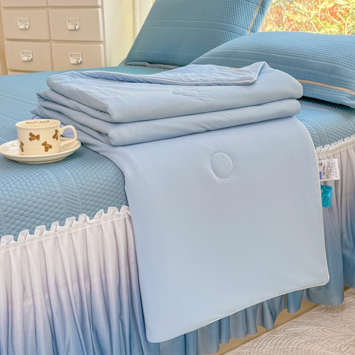 91家纺网 家纺一手货源 找家纺 慧菲 2025新款渐变床裙PE高分子凉感席床裙凉席三件套  天空蓝