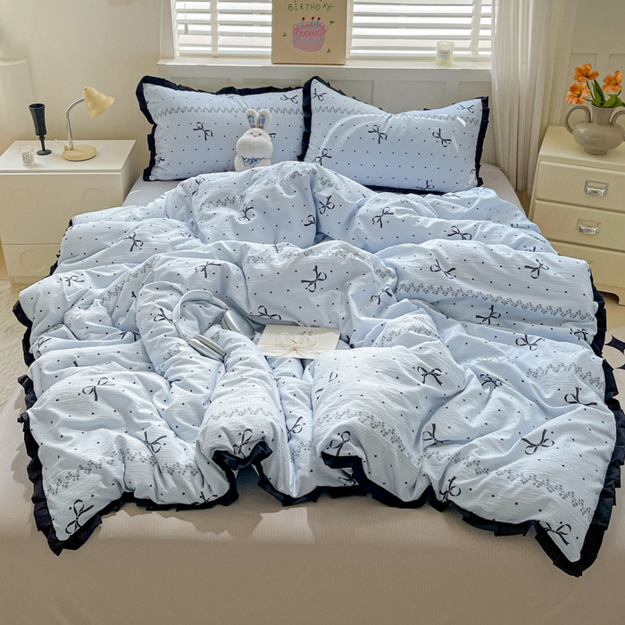 91家纺网 家纺一手货源 找家纺 优选 2025新款直播热款赫本风花边款针织皱皱纱法式印花吊边床单三件套床笠四件套 爱心蝴蝶结-蓝