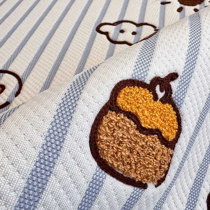 91家纺网 家纺一手货源 找家纺 蓝邻家纺 2025年新款PE提花卡通毛巾绣凉席系列场景二 幸运狗