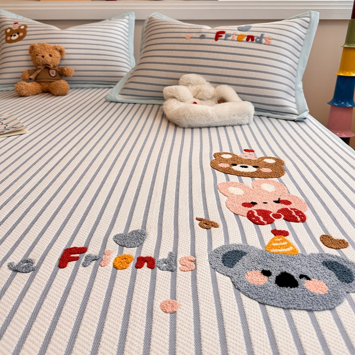 91家纺网 家纺一手货源 找家纺 蓝邻家纺 2025年新款PE提花卡通毛巾绣凉席系列场景二 熊熊伙伴