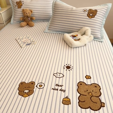 91家纺网 家纺一手货源 找家纺 蓝邻家纺 2025年新款PE提花卡通毛巾绣凉席系列场景二 幸运狗