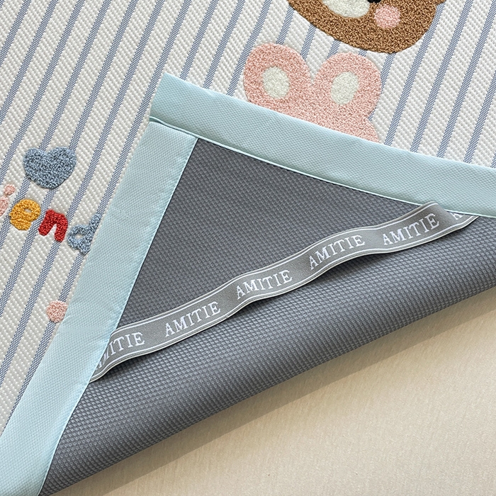 91家纺网 家纺一手货源 找家纺 2025年新款PE提花卡通毛巾绣凉席系列场景一 熊熊伙伴