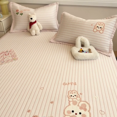 91家纺网 家纺一手货源 找家纺 蓝邻家纺 2025年新款PE提花卡通毛巾绣凉席系列场景二 软萌兔