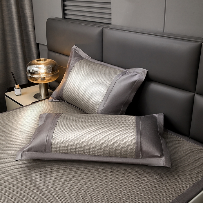 91家纺网 家纺一手货源 找家纺 卡罗兰 2025新款PE超冷感霸王藤刺绣凉席冰藤席床单款 霸王藤-烟灰色