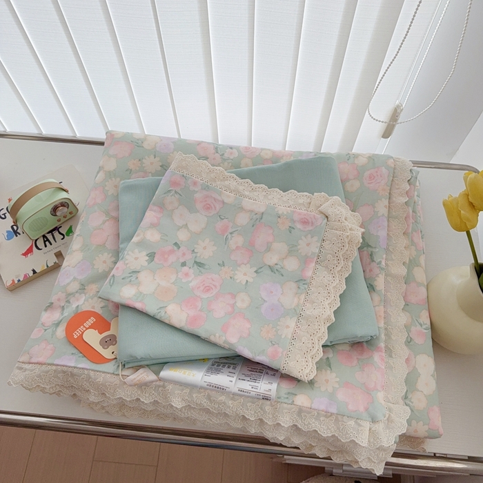 91家纺网 家纺一手货源 找家纺 于果2025新款双层纱花边款夏被 手捧玫瑰