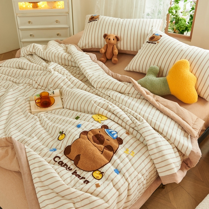 91家纺网 家纺一手货源 找家纺 徕米家居  2025新款色织全棉纯棉绣花夏被夏凉被空调被四件套 条纹卡皮巴拉