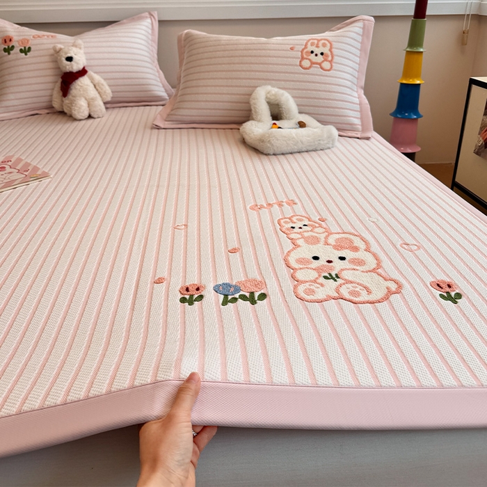 91家纺网 家纺一手货源 找家纺 蓝邻家纺 2025年新款PE提花卡通毛巾绣凉席系列场景二 软萌兔