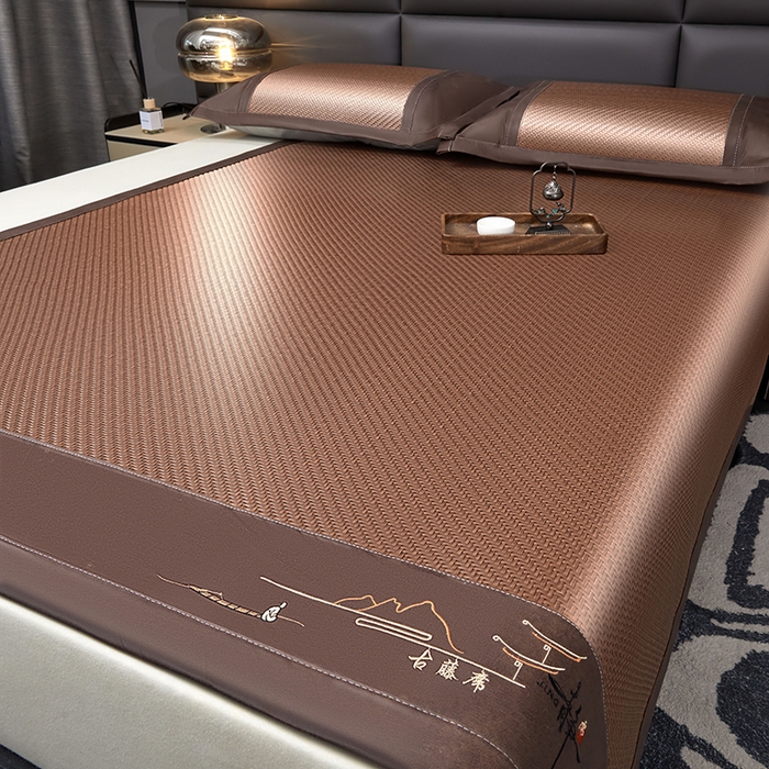 91家纺网 家纺一手货源 找家纺 （总）卡罗兰 2025新款PE超冷感霸王藤刺绣凉席冰藤席床单款